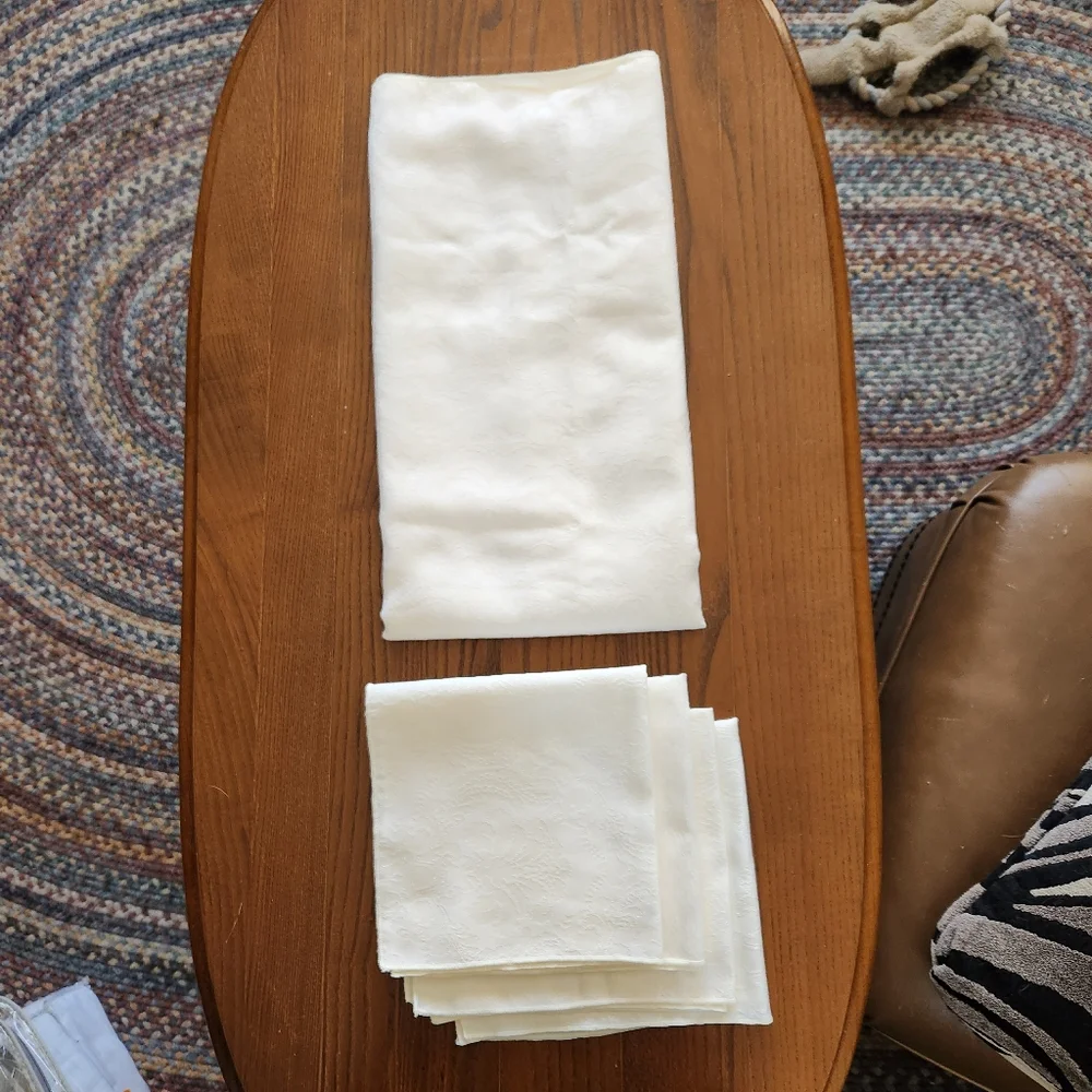 Jacquard Tablecloth and 4 Matching Napkins 52